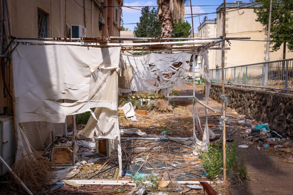 הבתים נטושים והסוכות בקריית שמונה עומדות משנה שעברה