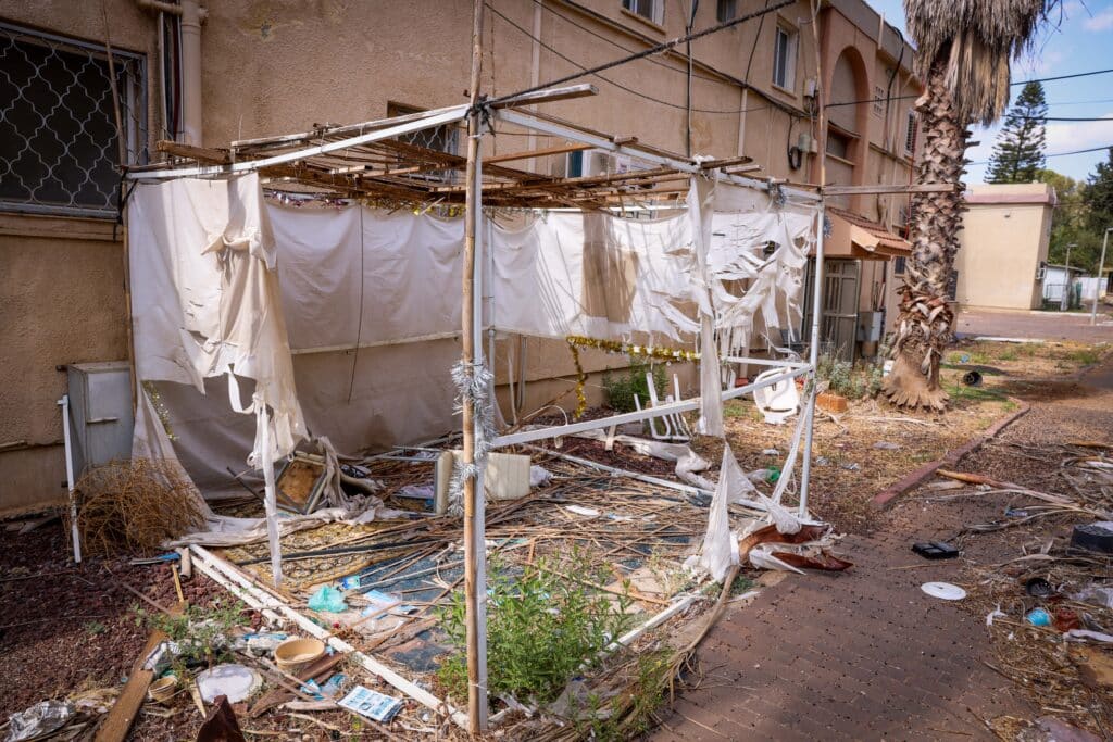 הבתים נטושים והסוכות בקריית שמונה עומדות משנה שעברה