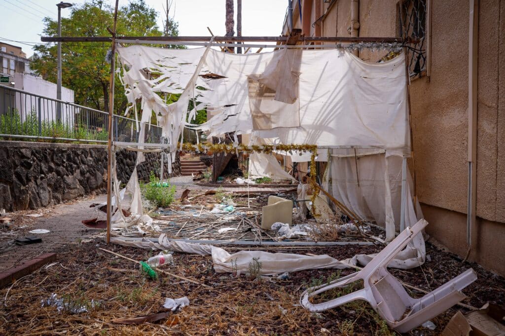 הבתים נטושים והסוכות בקריית שמונה עומדות משנה שעברה