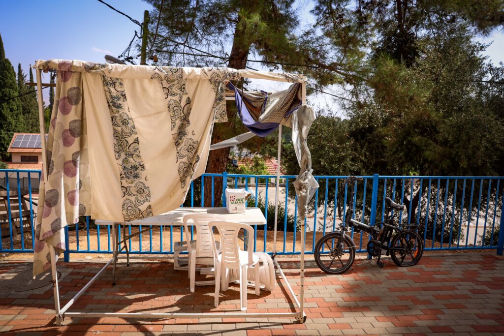 הבתים נטושים והסוכות בקריית שמונה עומדות משנה שעברה