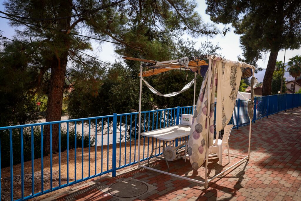 הבתים נטושים והסוכות בקריית שמונה עומדות משנה שעברה