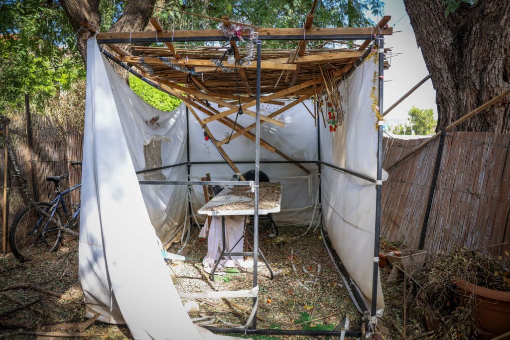 הבתים נטושים והסוכות בקריית שמונה עומדות משנה שעברה