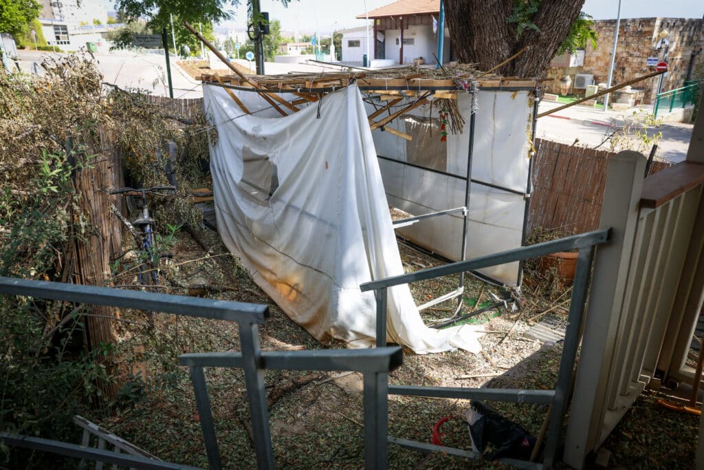 הבתים נטושים והסוכות בקריית שמונה עומדות משנה שעברה