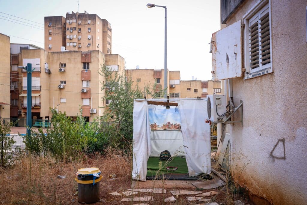 הבתים נטושים והסוכות בקריית שמונה עומדות משנה שעברה