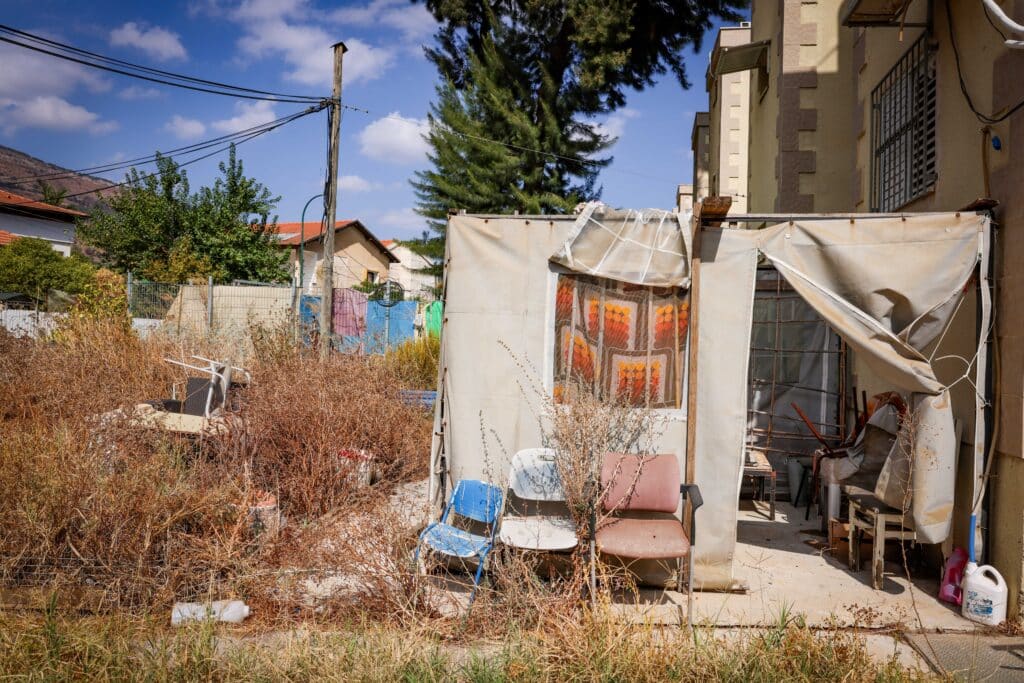 הבתים נטושים והסוכות בקריית שמונה עומדות משנה שעברה