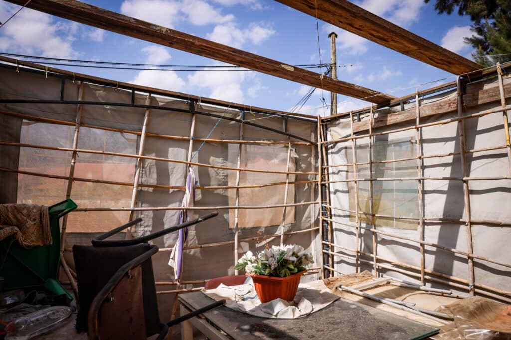 הבתים נטושים והסוכות בקריית שמונה עומדות משנה שעברה