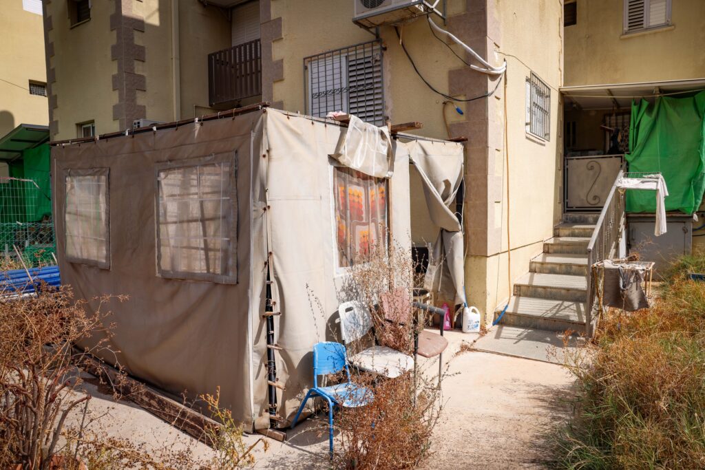 הבתים נטושים והסוכות בקריית שמונה עומדות משנה שעברה