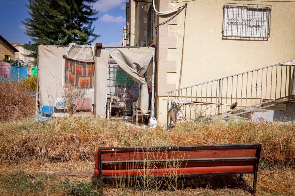 הבתים נטושים והסוכות בקריית שמונה עומדות משנה שעברה