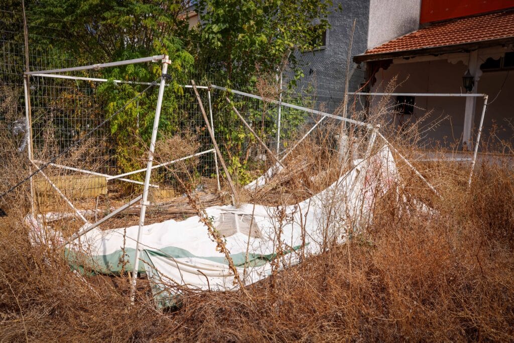 הבתים נטושים והסוכות בקריית שמונה עומדות משנה שעברה
