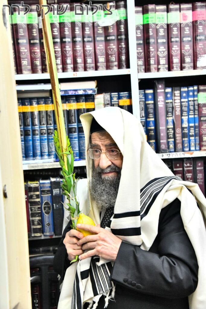 גלריה: חג הסוכות במחיצתו של רבה של בני ברק הגר"מ בן שמעון