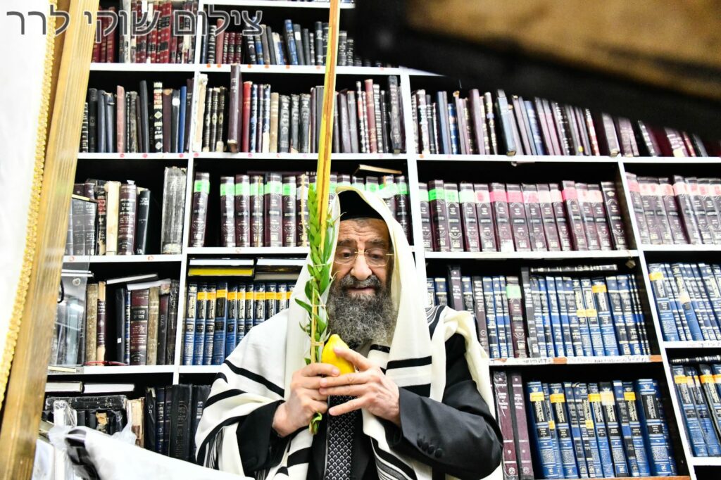 גלריה: חג הסוכות במחיצתו של רבה של בני ברק הגר"מ בן שמעון