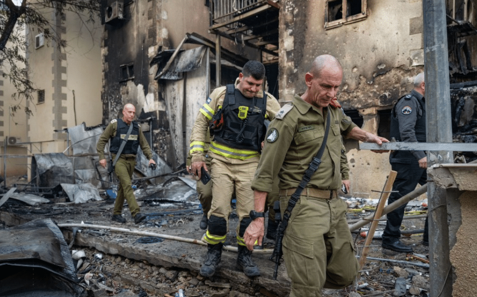 "תקשיבו להנחיות": מפקד פיקוד העורף הגיע לזירות הנפילות