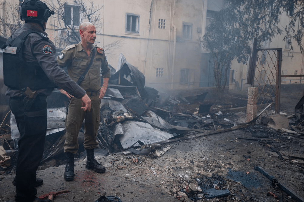 "תקשיבו להנחיות": מפקד פיקוד העורף הגיע לזירות הנפילות