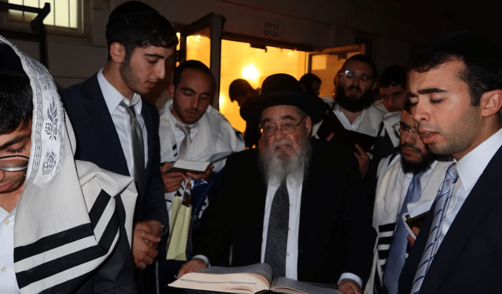 עם אריה דרעי: יום הכיפורים בישיבת מאור התורה