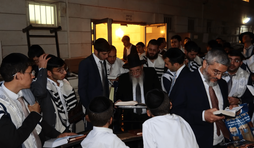 עם אריה דרעי: יום הכיפורים בישיבת מאור התורה