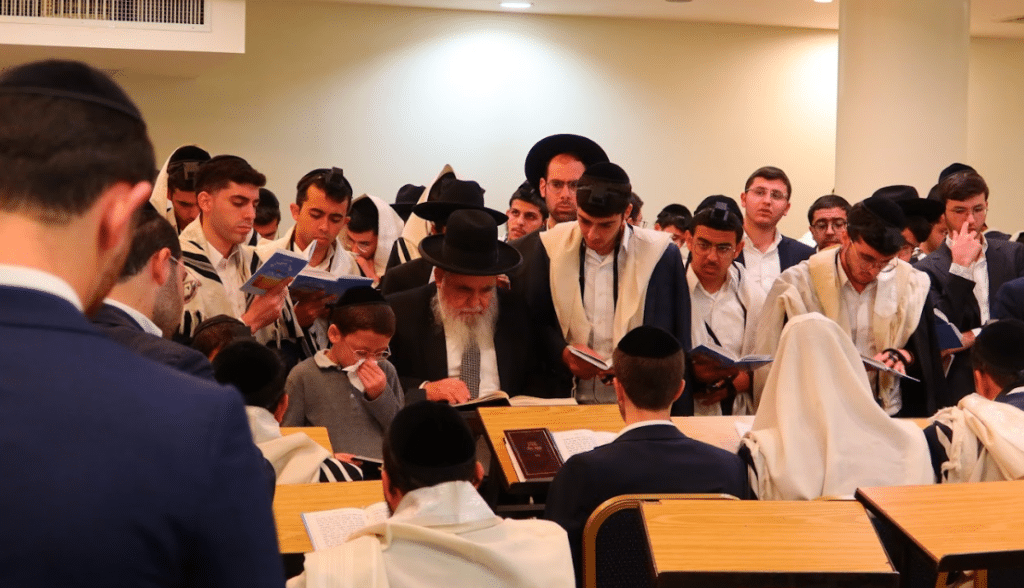 עם אריה דרעי: יום הכיפורים בישיבת מאור התורה