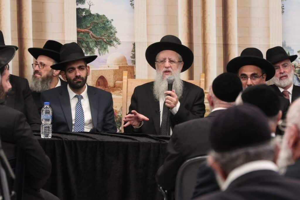 דיינים, ראשי ישיבות ורבנים הקבילו את פני הגר"ד יוסף