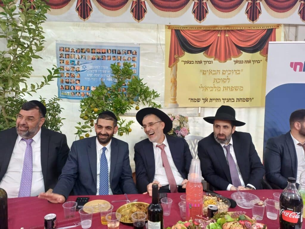 גלריה: רבנים ואישי ציבור בשמחת בית השואבה בסוכת שר הדתות גלריה: רבנים ואישי ציבור בשמחת בית השואבה בסוכת שר הדתות