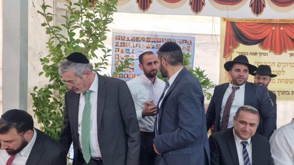 גלריה: רבנים ואישי ציבור בשמחת בית השואבה בסוכת שר הדתות גלריה: רבנים ואישי ציבור בשמחת בית השואבה בסוכת שר הדתות