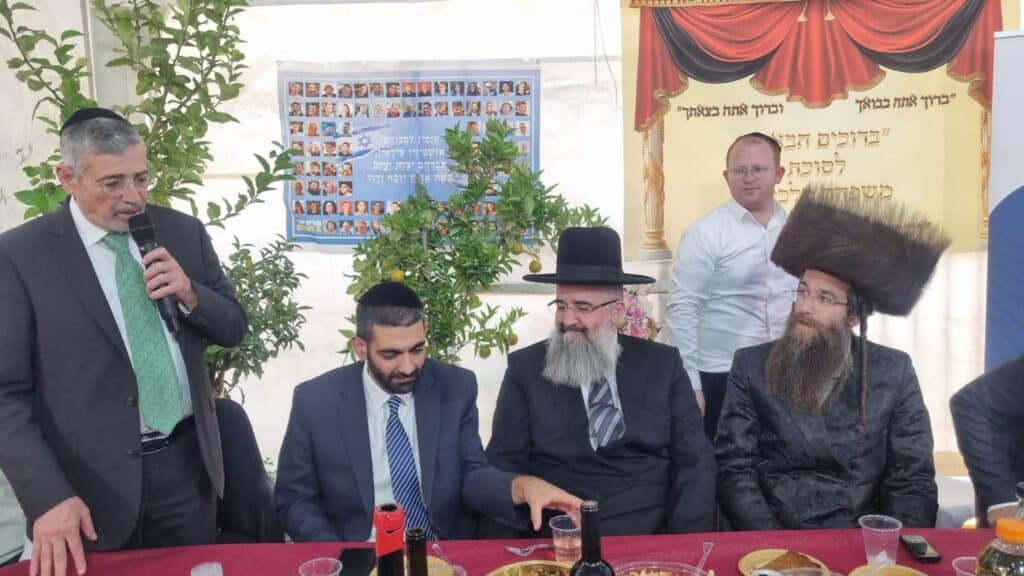 גלריה: רבנים ואישי ציבור בשמחת בית השואבה בסוכת שר הדתות גלריה: רבנים ואישי ציבור בשמחת בית השואבה בסוכת שר הדתות