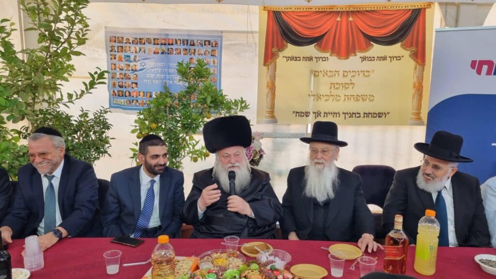 גלריה: רבנים ואישי ציבור בשמחת בית השואבה בסוכת שר הדתות גלריה: רבנים ואישי ציבור בשמחת בית השואבה בסוכת שר הדתות