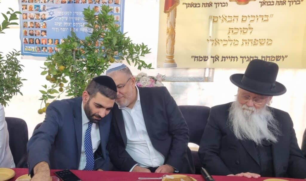 גלריה: רבנים ואישי ציבור בשמחת בית השואבה בסוכת שר הדתות גלריה: רבנים ואישי ציבור בשמחת בית השואבה בסוכת שר הדתות