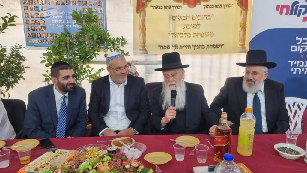 גלריה: רבנים ואישי ציבור בשמחת בית השואבה בסוכת שר הדתות גלריה: רבנים ואישי ציבור בשמחת בית השואבה בסוכת שר הדתות
