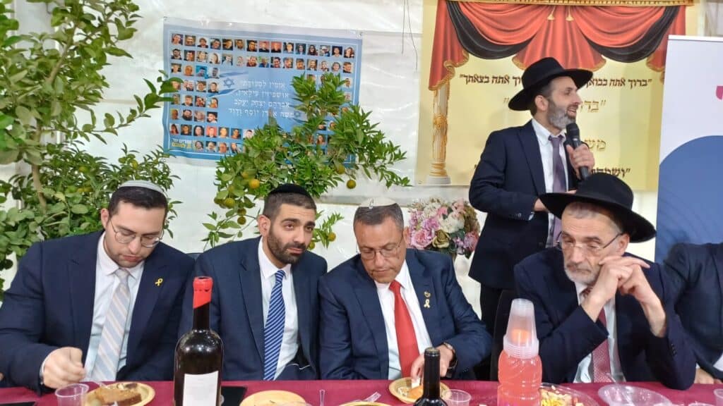 גלריה: רבנים ואישי ציבור בשמחת בית השואבה בסוכת שר הדתות גלריה: רבנים ואישי ציבור בשמחת בית השואבה בסוכת שר הדתות