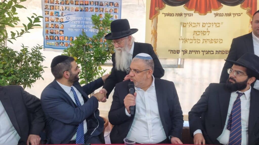 גלריה: רבנים ואישי ציבור בשמחת בית השואבה בסוכת שר הדתות גלריה: רבנים ואישי ציבור בשמחת בית השואבה בסוכת שר הדתות