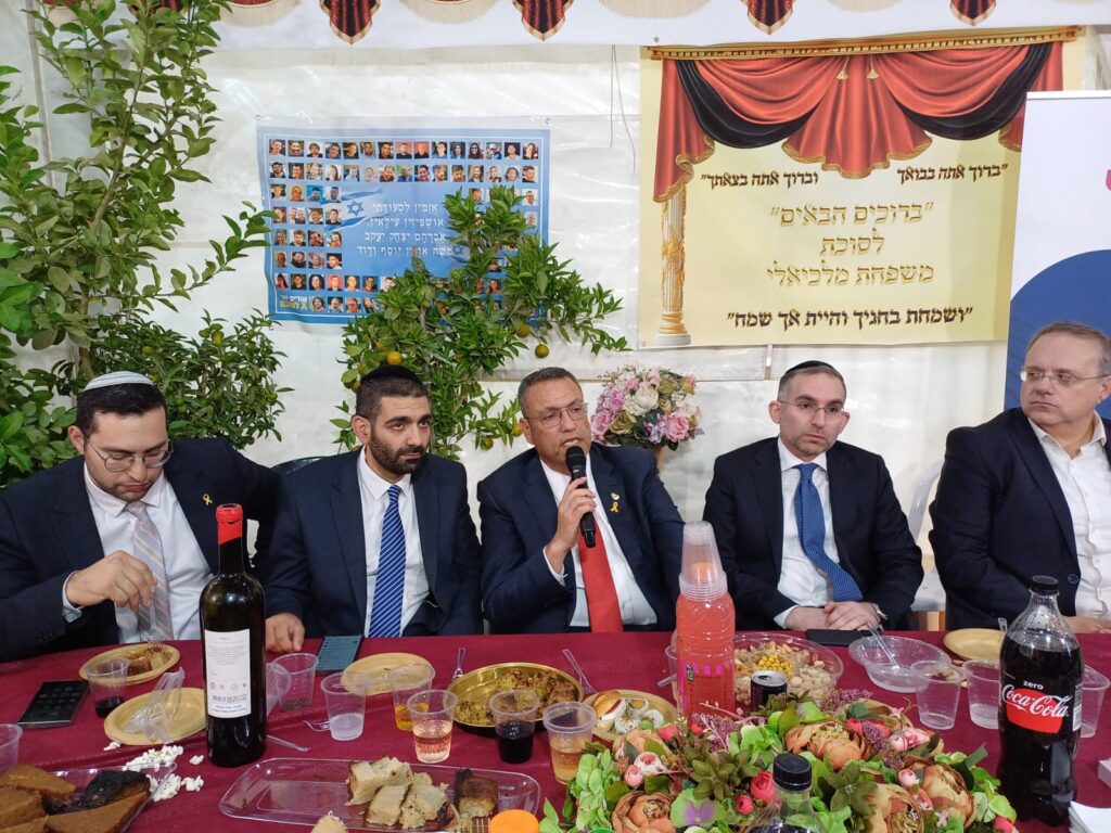 גלריה: רבנים ואישי ציבור בשמחת בית השואבה בסוכת שר הדתות גלריה: רבנים ואישי ציבור בשמחת בית השואבה בסוכת שר הדתות