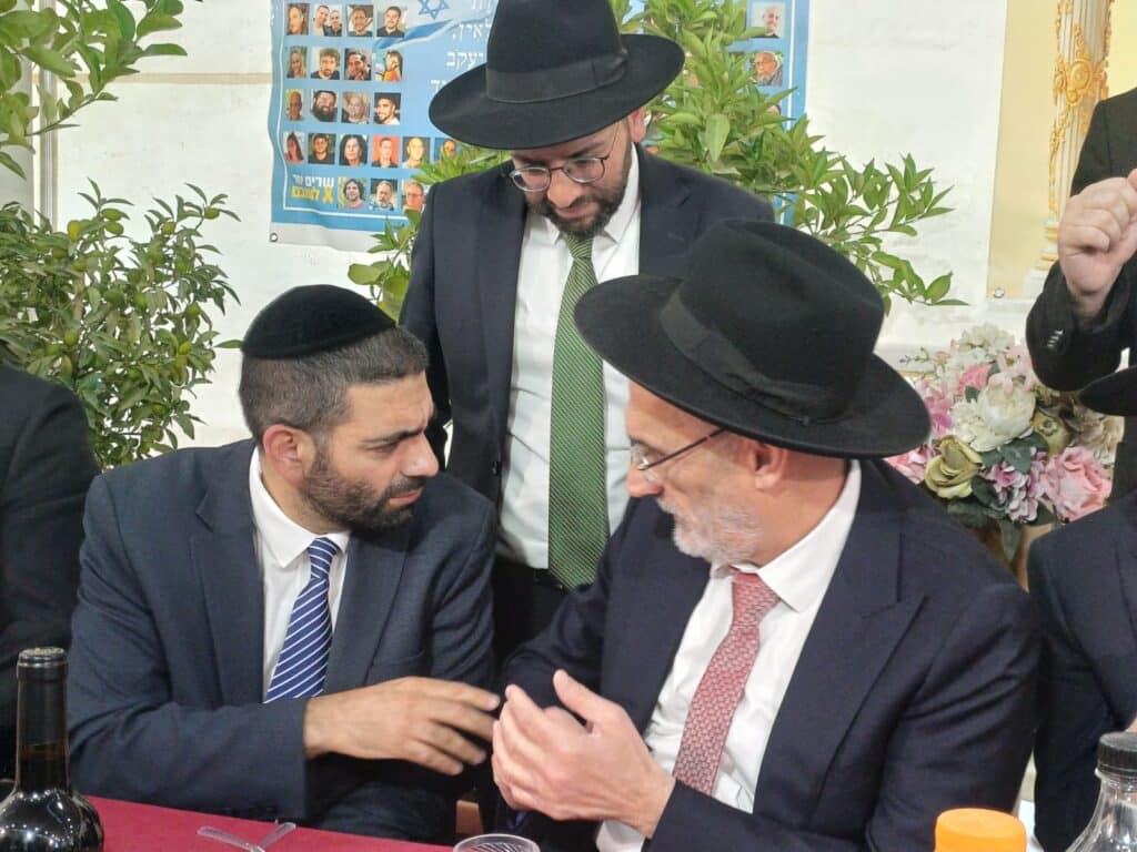 גלריה: רבנים ואישי ציבור בשמחת בית השואבה בסוכת שר הדתות גלריה: רבנים ואישי ציבור בשמחת בית השואבה בסוכת שר הדתות