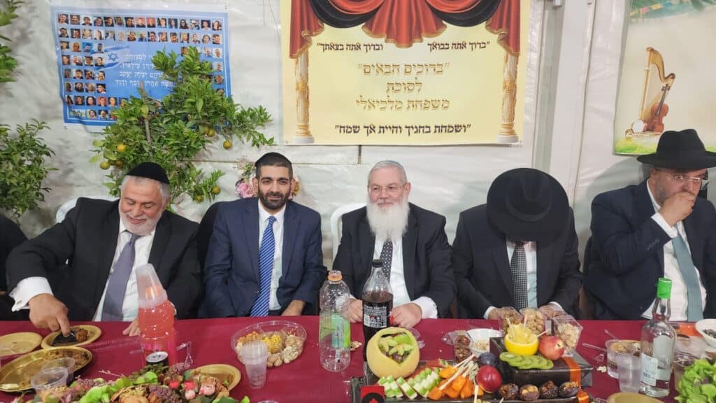 גלריה: רבנים ואישי ציבור בשמחת בית השואבה בסוכת שר הדתות גלריה: רבנים ואישי ציבור בשמחת בית השואבה בסוכת שר הדתות