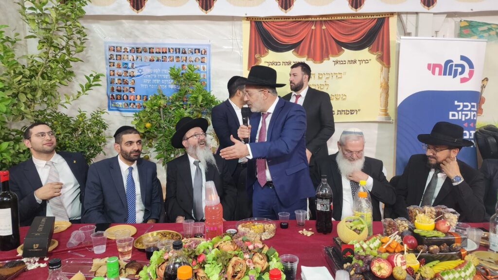 גלריה: רבנים ואישי ציבור בשמחת בית השואבה בסוכת שר הדתות גלריה: רבנים ואישי ציבור בשמחת בית השואבה בסוכת שר הדתות