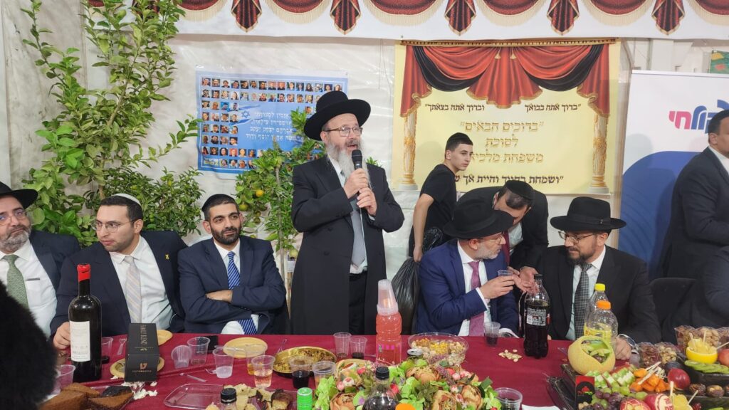 גלריה: רבנים ואישי ציבור בשמחת בית השואבה בסוכת שר הדתות גלריה: רבנים ואישי ציבור בשמחת בית השואבה בסוכת שר הדתות