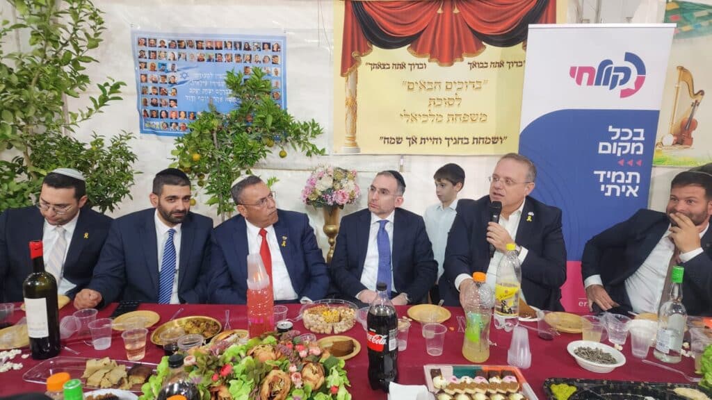 גלריה: רבנים ואישי ציבור בשמחת בית השואבה בסוכת שר הדתות גלריה: רבנים ואישי ציבור בשמחת בית השואבה בסוכת שר הדתות