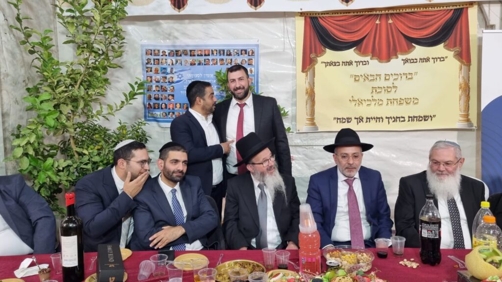 גלריה: רבנים ואישי ציבור בשמחת בית השואבה בסוכת שר הדתות גלריה: רבנים ואישי ציבור בשמחת בית השואבה בסוכת שר הדתות