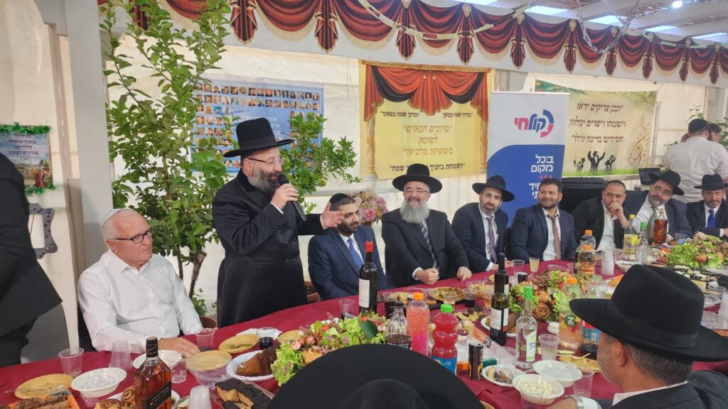 גלריה: רבנים ואישי ציבור בשמחת בית השואבה בסוכת שר הדתות גלריה: רבנים ואישי ציבור בשמחת בית השואבה בסוכת שר הדתות