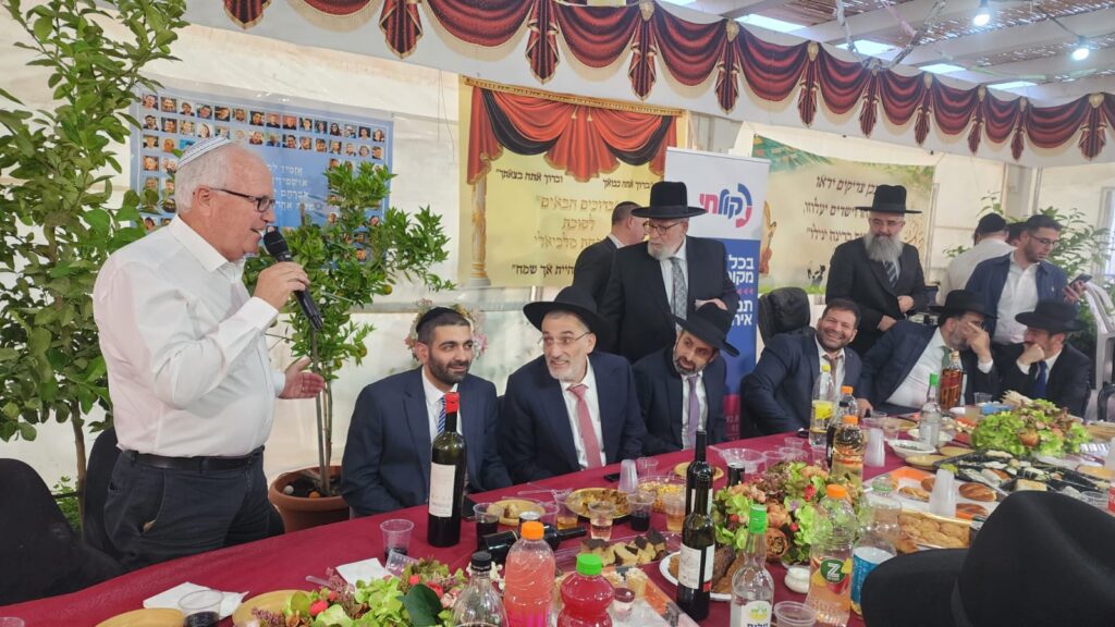 גלריה: רבנים ואישי ציבור בשמחת בית השואבה בסוכת שר הדתות גלריה: רבנים ואישי ציבור בשמחת בית השואבה בסוכת שר הדתות