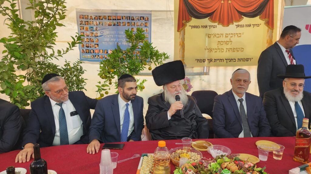גלריה: רבנים ואישי ציבור בשמחת בית השואבה בסוכת שר הדתות גלריה: רבנים ואישי ציבור בשמחת בית השואבה בסוכת שר הדתות