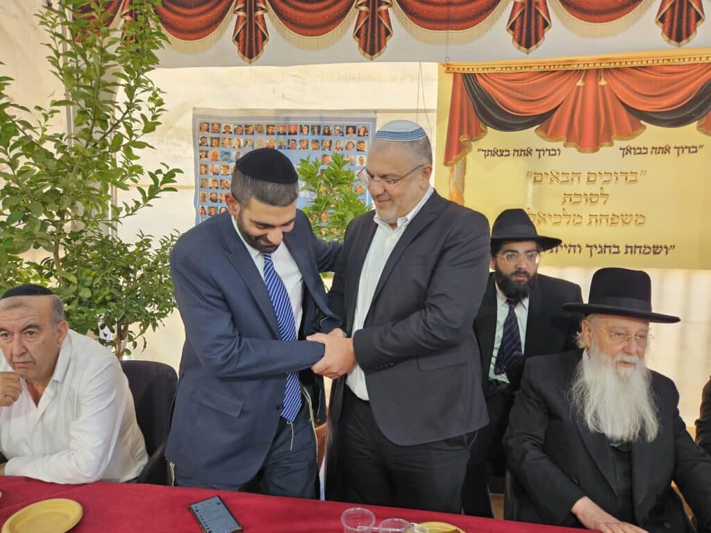 גלריה: רבנים ואישי ציבור בשמחת בית השואבה בסוכת שר הדתות גלריה: רבנים ואישי ציבור בשמחת בית השואבה בסוכת שר הדתות