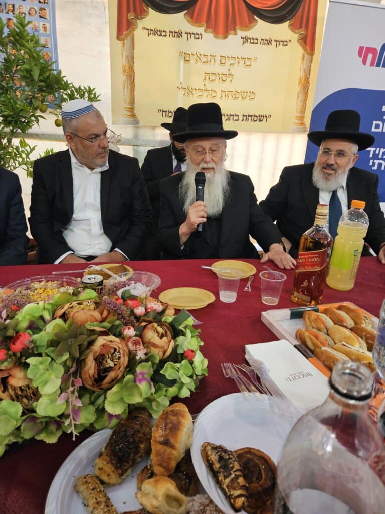 גלריה: רבנים ואישי ציבור בשמחת בית השואבה בסוכת שר הדתות גלריה: רבנים ואישי ציבור בשמחת בית השואבה בסוכת שר הדתות