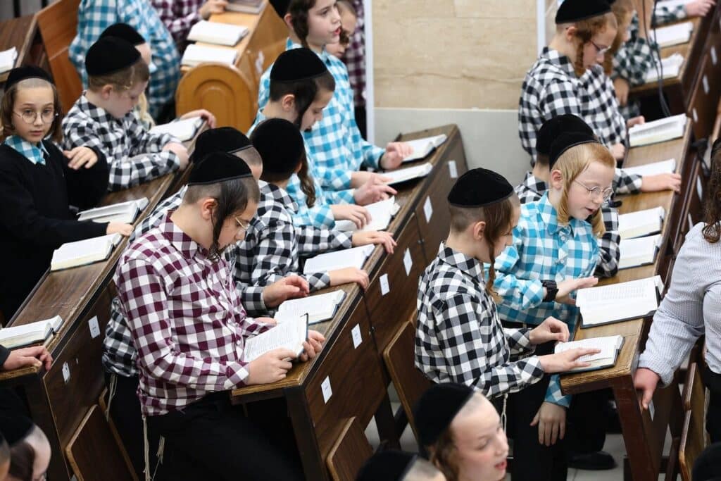 ילדי הקהילות החסידיות בחיפה בכינוס זעקה ילדי הקהילות החסידיות בחיפה בכינוס זעקה