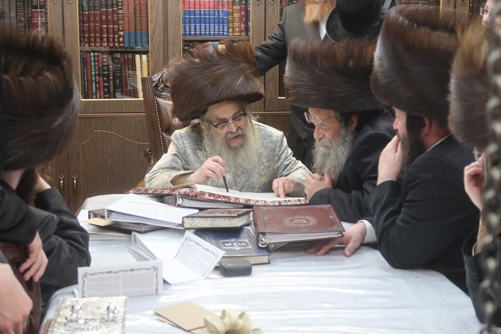 תמונות נבחרות מחג הסוכות בחצר הקודש סאטמר 