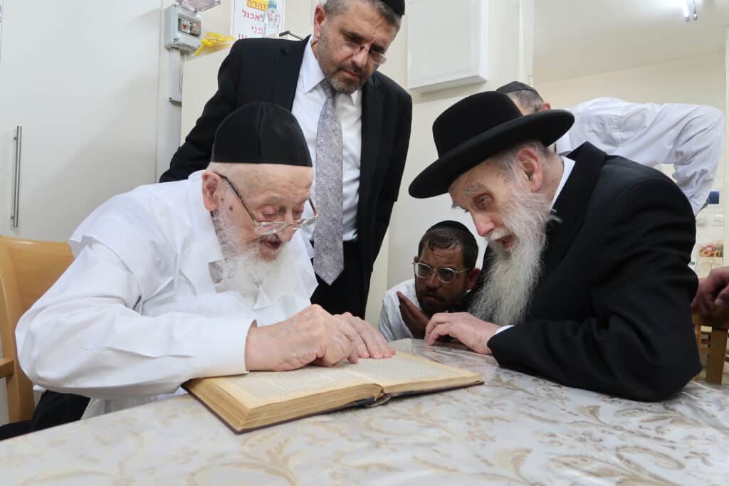 מראות חג הסוכות תשפ"ה אצל מרן הגרמ"צ ברגמן