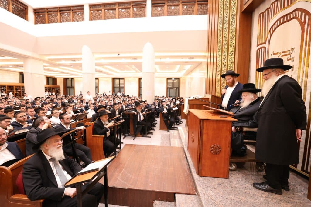 מרן הגר"ד לנדו בשיחה המסורתית בישיבת מיר • צפו