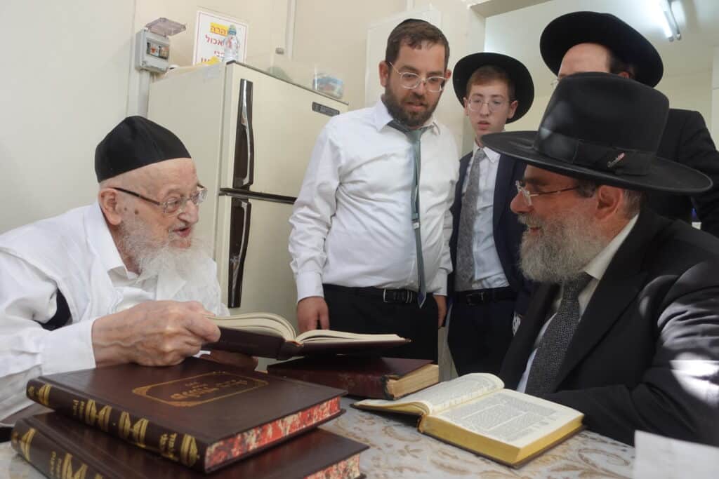 מראות חג הסוכות תשפ"ה אצל מרן הגרמ"צ ברגמן