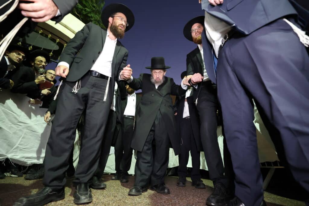 מרן הגר"ד לנדו בשיחה המסורתית בישיבת מיר • צפו