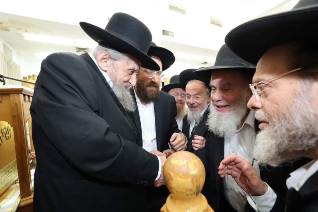 מרן הגר"ד לנדו בשיחה המסורתית בישיבת מיר • צפו