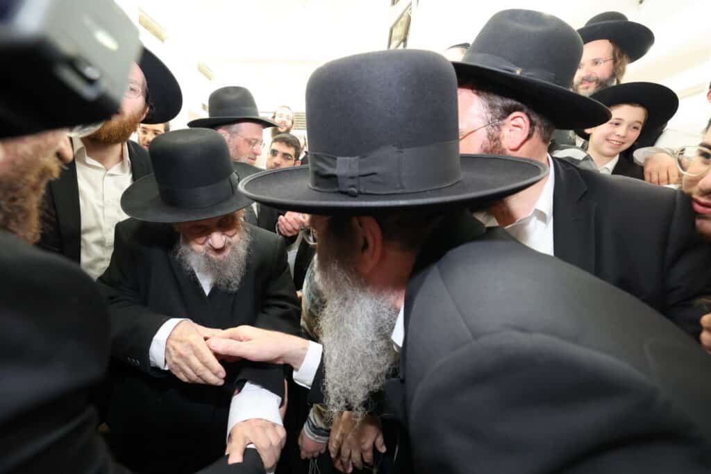 מרן הגר"ד לנדו בשיחה המסורתית בישיבת מיר • צפו