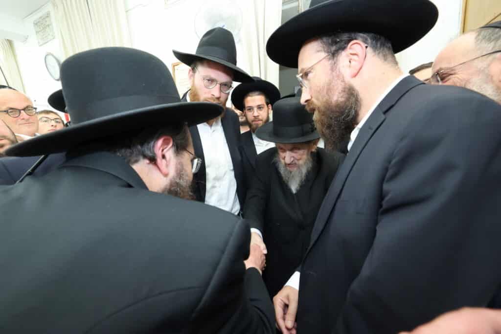 מרן הגר"ד לנדו בשיחה המסורתית בישיבת מיר • צפו